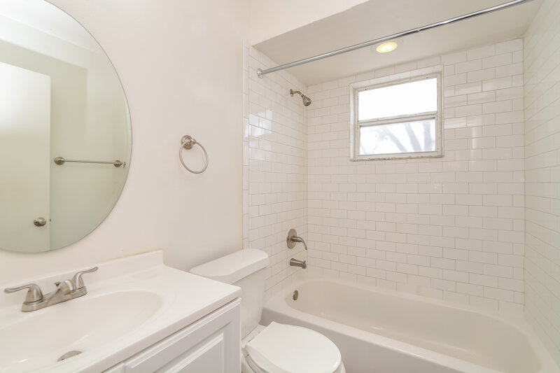 2,235/Mo, 14280 Rensselaer Rd Orlando, FL 32826 Bathroom View