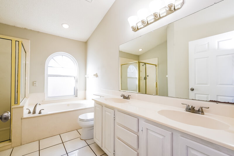 2,350/Mo, 2127 Newt Street Orlando, FL 32837 Main Bathroom View