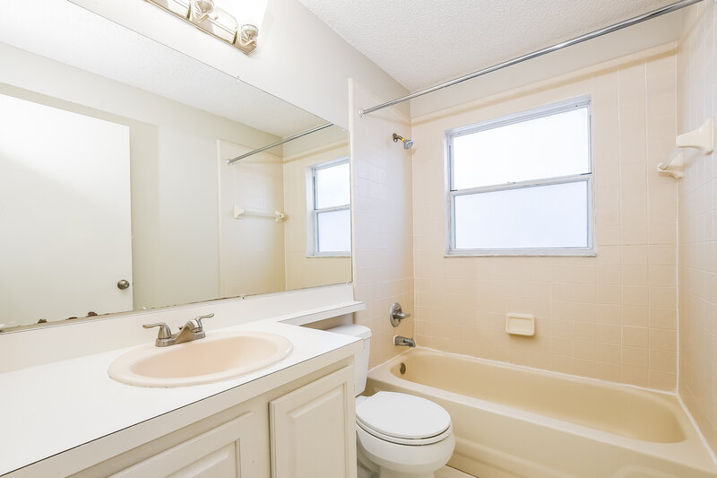 2,350/Mo, 2127 Newt Street Orlando, FL 32837 Bathroom View