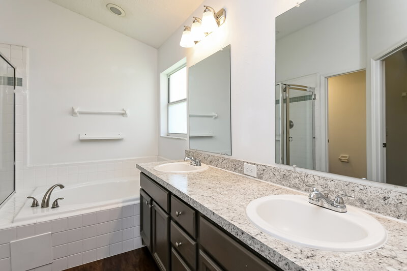 2,195/Mo, 11756 Hatcher Circle Orlando, FL 32824 Main Bathroom View