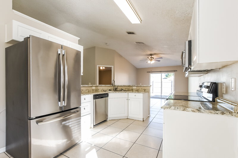 1,955/Mo, 1505 Sunset View Circle Apopka, FL 32703 Kitchen View