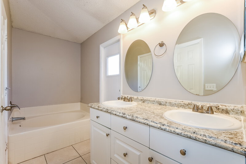 1,955/Mo, 1505 Sunset View Circle Apopka, FL 32703 Main Bathroom View