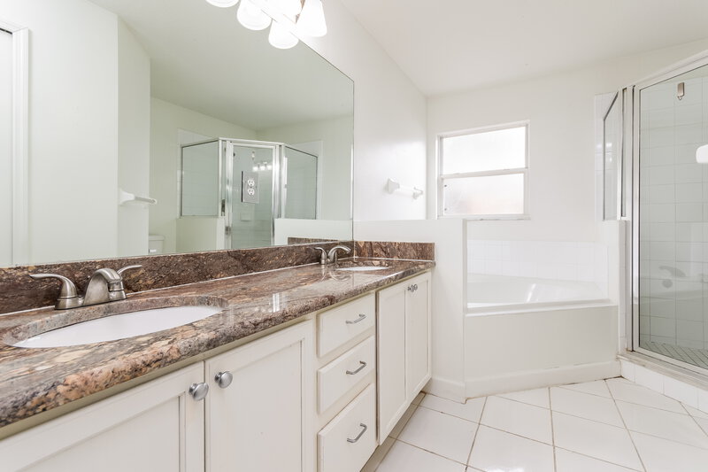 2,315/Mo, 242 Briar Bay Circle Orlando, FL 32825 Main Bathroom View