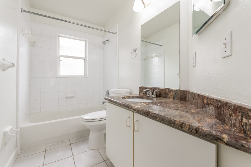 2,315/Mo, 242 Briar Bay Circle Orlando, FL 32825 Bathroom View