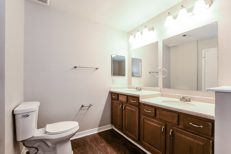 1,950/Mo, 116 Whitehall Way Kissimmee, FL 34758 Main Bathroom View
