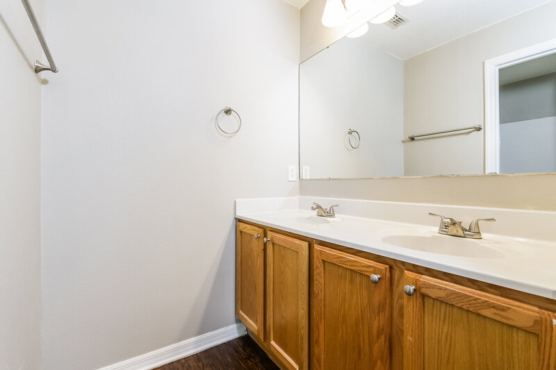 2,300/Mo, 2968 Whispering Trails Drive Winter Haven, FL 33884 Main Bathroom View