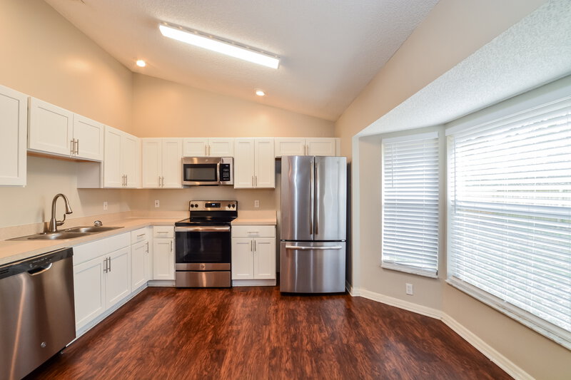 2,265/Mo, 9578 Lingwood Trail Orlando, FL 32817 Kitchen View 2