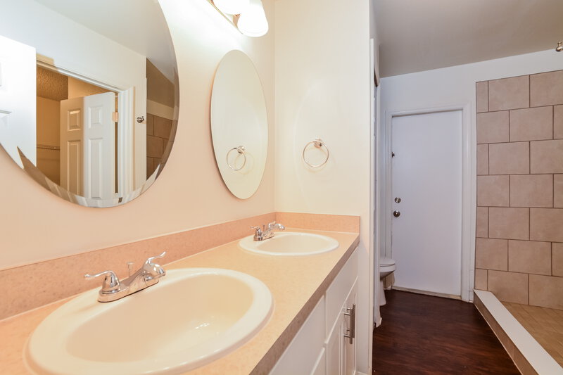 2,265/Mo, 9578 Lingwood Trail Orlando, FL 32817 Main Bathroom View