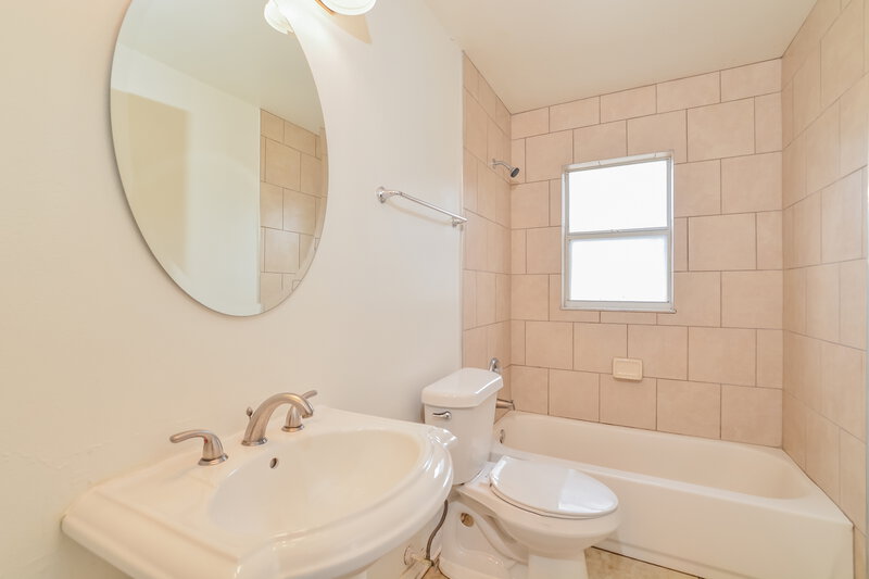 2,265/Mo, 9578 Lingwood Trail Orlando, FL 32817 Bathroom View