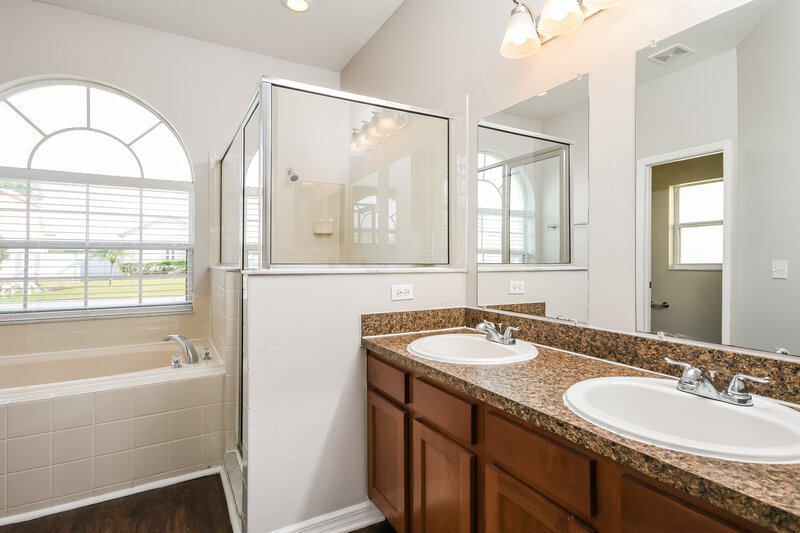 1,885/Mo, 541 Brighton Ct Kissimmee, FL 34758 Main Bathroom View