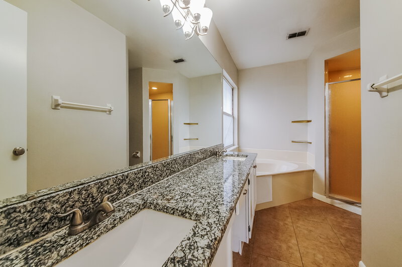 2,200/Mo, 1446 Pon Pon Court Orlando, FL 32825 Main Bathroom View