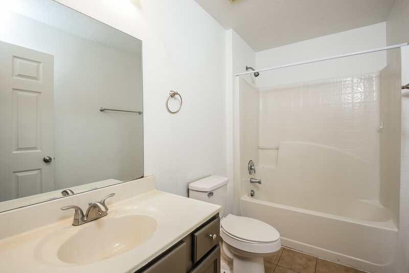 2,400/Mo, 2953 Elbib Dr Saint Cloud, FL 34772 Bathroom View