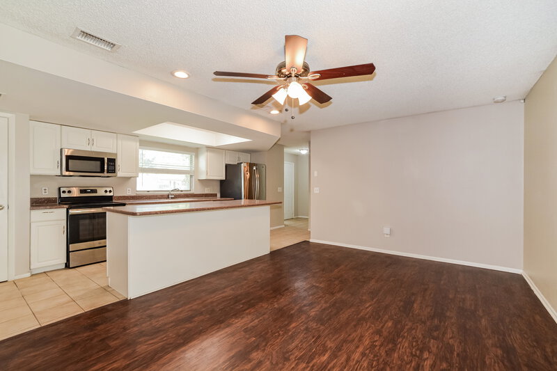 2,255/Mo, 409 Riverwoods Circle Orlando, FL 32825 Living Room View 2