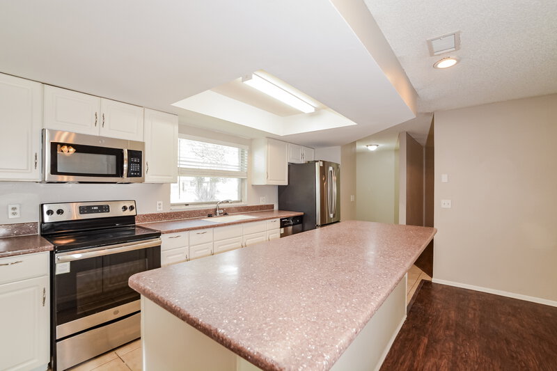 2,255/Mo, 409 Riverwoods Circle Orlando, FL 32825 Kitchen View