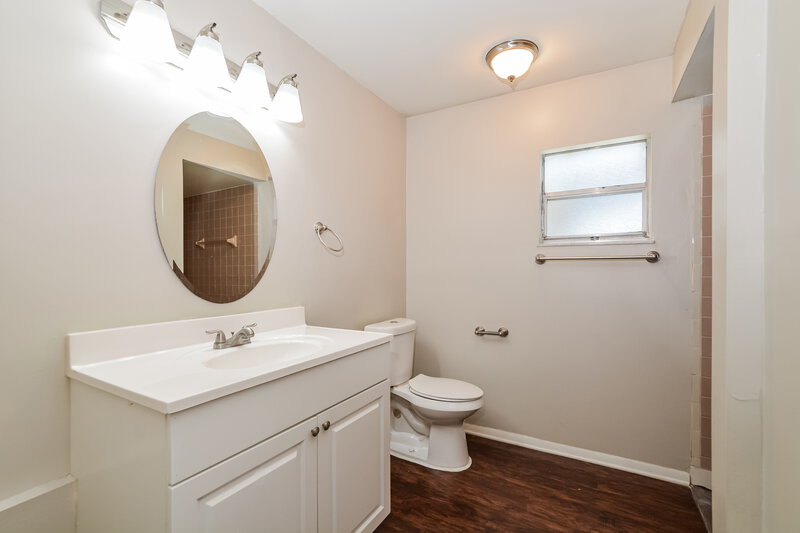 2,255/Mo, 409 Riverwoods Circle Orlando, FL 32825 Main Bathroom View