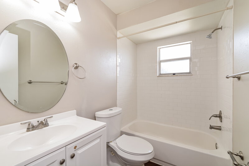 2,255/Mo, 409 Riverwoods Circle Orlando, FL 32825 Bathroom View