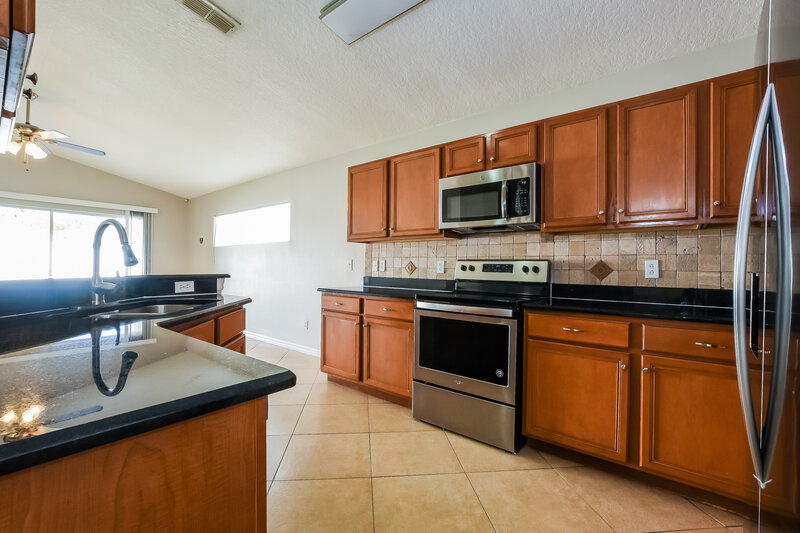 2,470/Mo, 12733 Sophiamarie Loop Orlando, FL 32828 Kitchen View