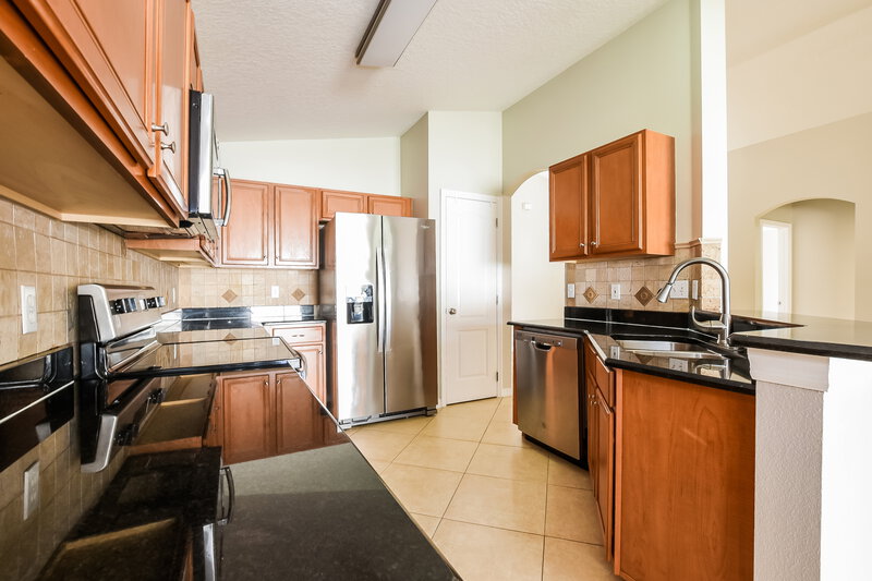 2,470/Mo, 12733 Sophiamarie Loop Orlando, FL 32828 Kitchen View 2