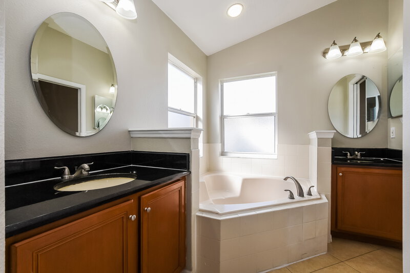 2,470/Mo, 12733 Sophiamarie Loop Orlando, FL 32828 Main Bathroom View