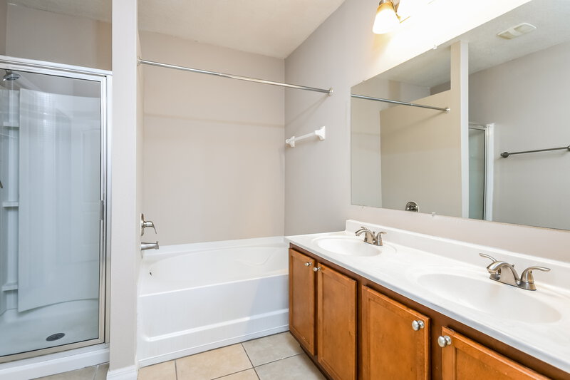 2,180/Mo, 3188 Queen Alexandria Drive Kissimmee, FL 34744 Main Bathroom View