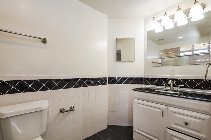 2,000/Mo, 9801 Red Clover Avenue Orlando, FL 32824 Main Bathroom View