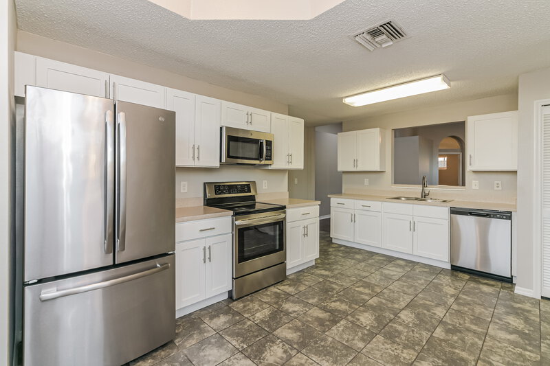 2,200/Mo, 2900 Dickens Circle Kissimmee, FL 34747 Kitchen View 2