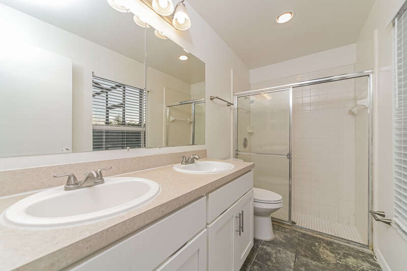 2,200/Mo, 2900 Dickens Circle Kissimmee, FL 34747 Main Bathroom View