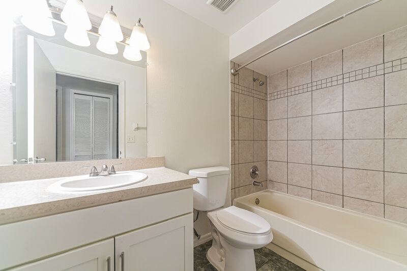 2,200/Mo, 2900 Dickens Circle Kissimmee, FL 34747 Bathroom View