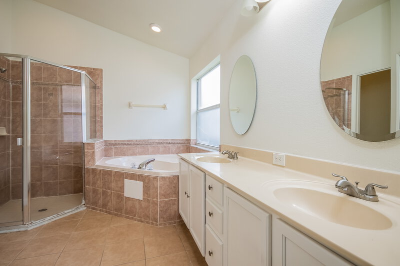 2,415/Mo, 721 Stonewyk Way Kissimmee, FL 34744 Main Bathroom View