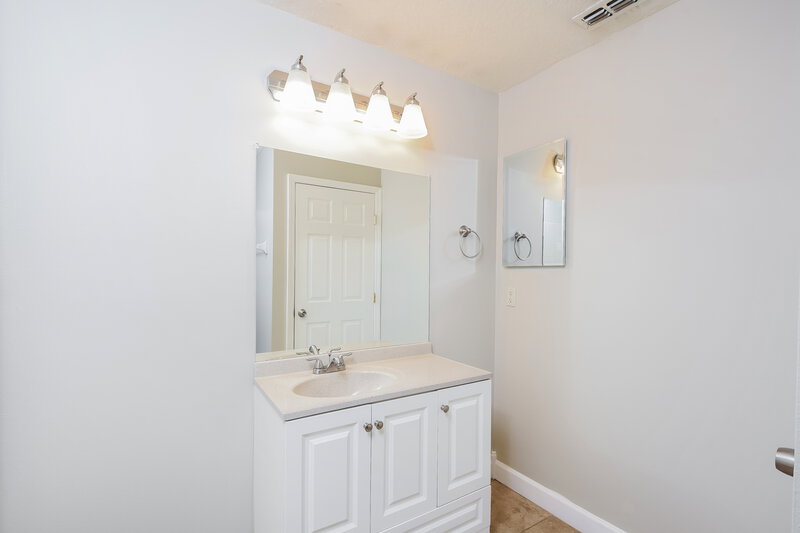 2,390/Mo, 4331 Boca Woods Dr Orlando, FL 32826 Main Bathroom View