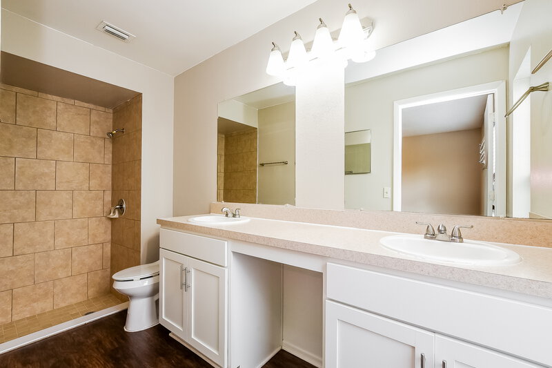 2,015/Mo, 1063 Alpug Ave Oviedo, FL 32765 Main Bathroom View