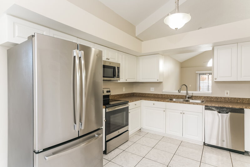 2,260/Mo, 13539 Texas Woods Cir Orlando, FL 32824 Kitchen View 2