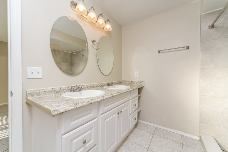 2,260/Mo, 13539 Texas Woods Cir Orlando, FL 32824 Main Bathroom View