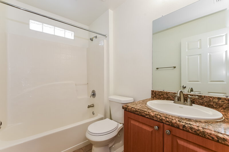 2,300/Mo, 7909 Harbor Bend Cir Orlando, FL 32822 Bathroom View 2