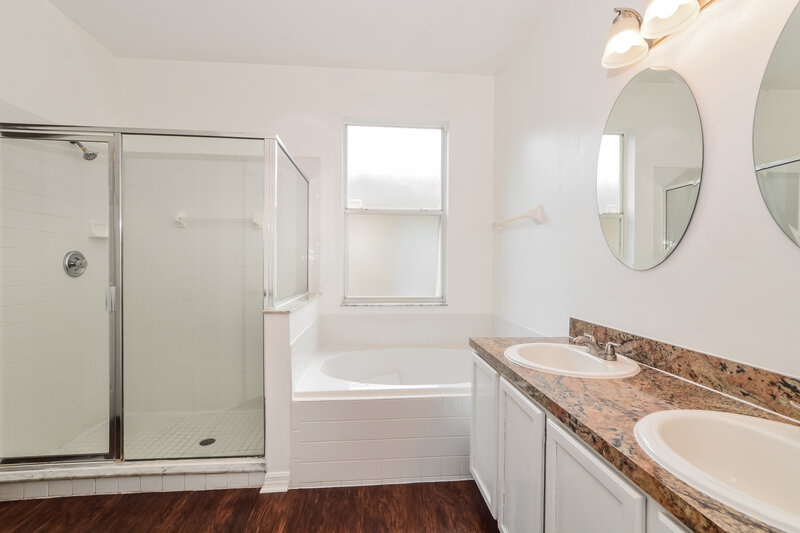 2,330/Mo, 4059 Boca Woods Dr Orlando, FL 32826 Main Bathroom View