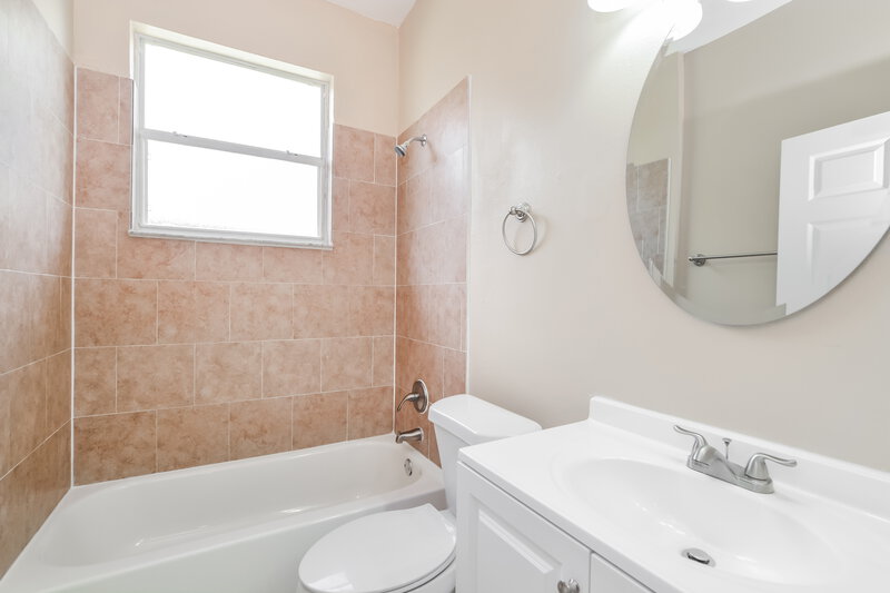 2,330/Mo, 4059 Boca Woods Dr Orlando, FL 32826 Bathroom View