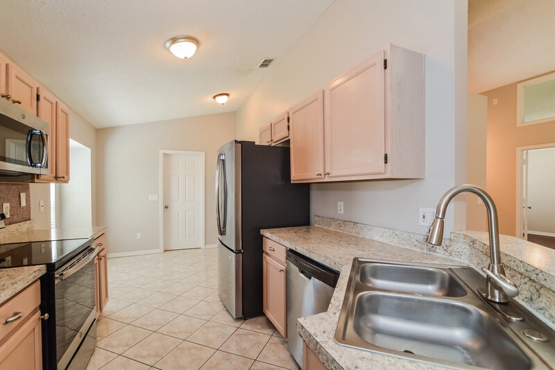 0/Mo, 996 Maple Ct Apopka, FL 32703 Kitchen View