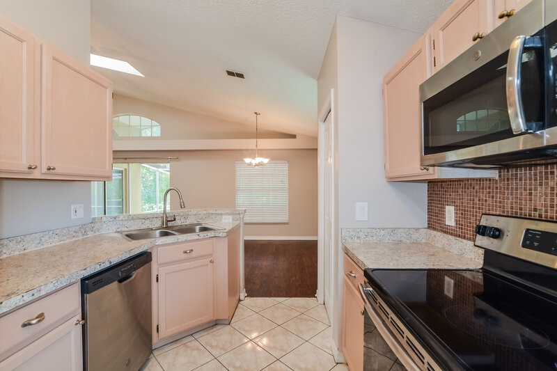 0/Mo, 996 Maple Ct Apopka, FL 32703 Kitchen View 2