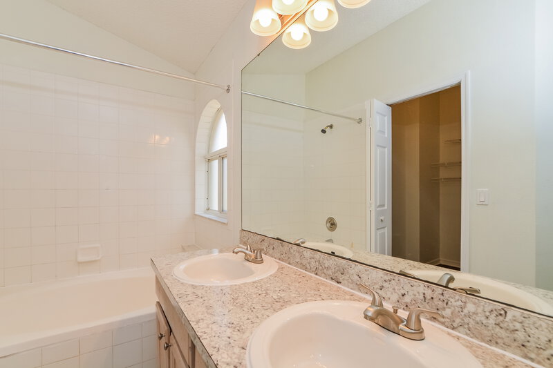 0/Mo, 996 Maple Ct Apopka, FL 32703 Main Bathroom View