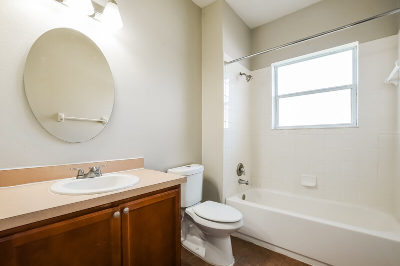 2,300/Mo, 119 Parker Cove Ct Ocoee, FL 34761 Main Bathroom View