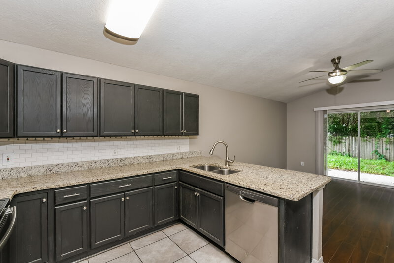 2,220/Mo, 13611 Glasser Ave Orlando, FL 32826 Kitchen View 2