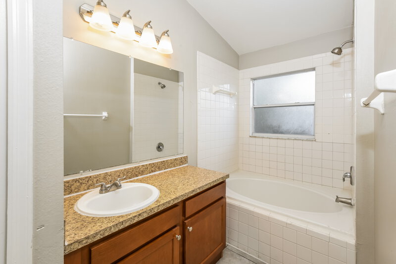2,220/Mo, 13611 Glasser Ave Orlando, FL 32826 Main Bathroom View