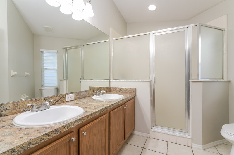 2,475/Mo, 1802 Meadow Pond Way Orlando, FL 32824 Main Bathroom View