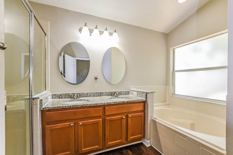 2,540/Mo, 14862 Lady Victoria Blvd Orlando, FL 32826 Main Bathroom View