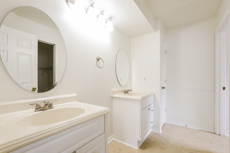 2,730/Mo, 10051 Sandbar St Orlando, FL 32825 Main Bathroom View