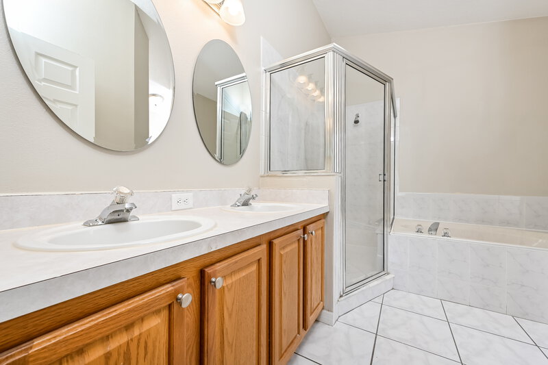 2,380/Mo, 5821 Rywood Dr Orlando, FL 32810 Main Bathroom View