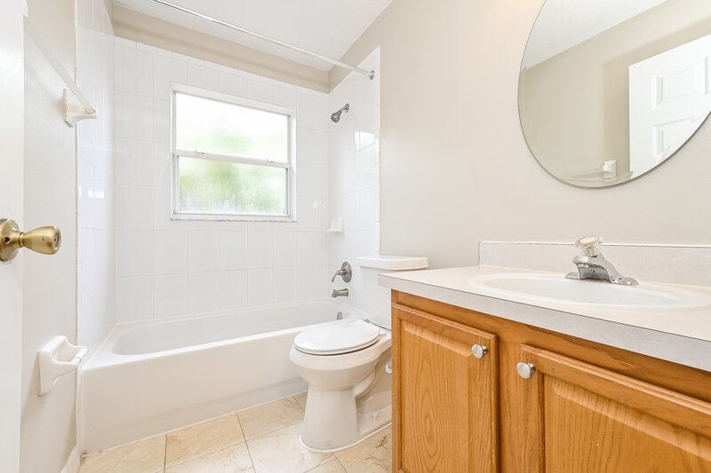 2,380/Mo, 5821 Rywood Dr Orlando, FL 32810 Bathroom View