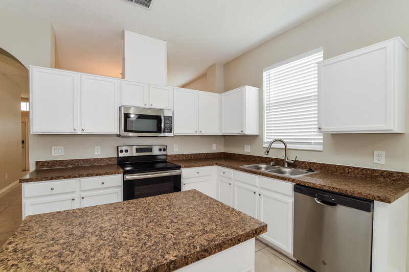 2,125/Mo, 2725 Eagle Glen Cir Kissimmee, FL 34746 Kitchen View 2