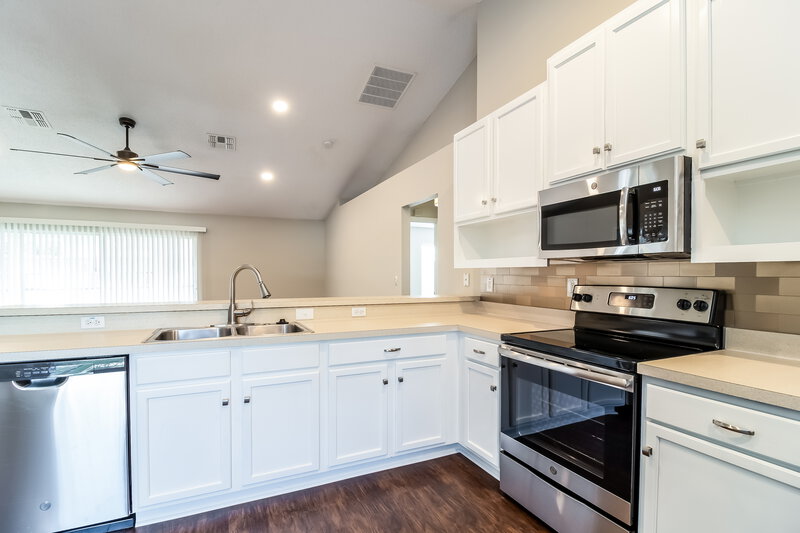 2,980/Mo, 297 Bent Oak Ct Leesburg, FL 34748 Kitchen View 2
