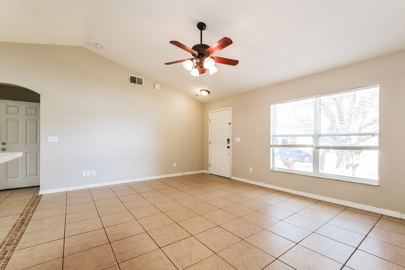 1,975/Mo, 617 Willow Run St Minneola, FL 34715 Living Room View
